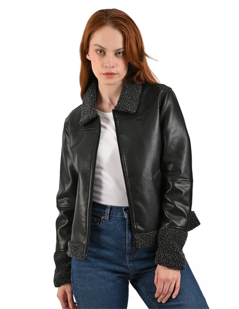 Chamarra negra marca LEE con cuello de borrega para dama.